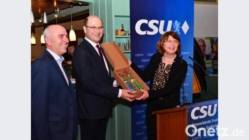 Bürgermeisterkandidat Klaus Siegert (links) und Ortsvorsitzende Erika Urban (rechts) überreichten an Staatsminister Albert Füracker (Mitte) als Gastgeschenk zwei Fläschchen Schnaps aus der Brennerei in Elbart. Bild: döh