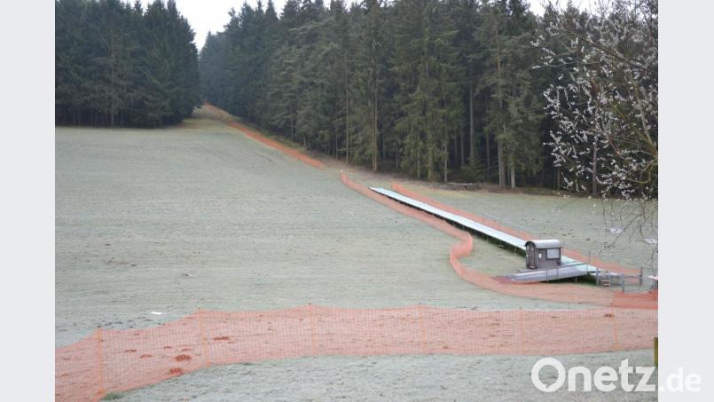 Bis auf ein wenig Frost, ist der Wollauer Skihang grasgrün. Für Brettlfans schade. Bild: Anne Wiesnet