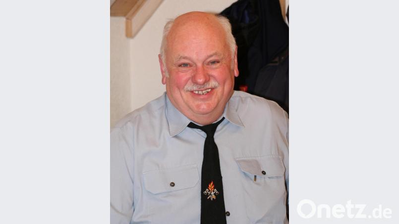 Ehrenmitglied Reinhold Meyer fordert die Gemeinde und die Grundstückseigentümer auf, ein Baugebiet in Reuth zu ermöglichen, denn nur so können Bauwillige am Ort bleiben und langfristig die Zukunft der Wehr gesichert werden. Bild: rpp