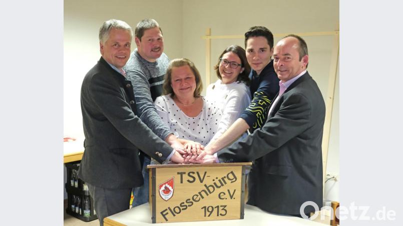 Seit zwei Jahren leisten Jürgen Lugert, Jonas Meiler, Carmen Memminger, Diana Kraus und Peter Meier (von rechts) eine ausgezeichnete Arbeit für den TSV. Bürgermeister Thomas Meiler (links) gratuliert zur Wiederwahl. Bild: nm