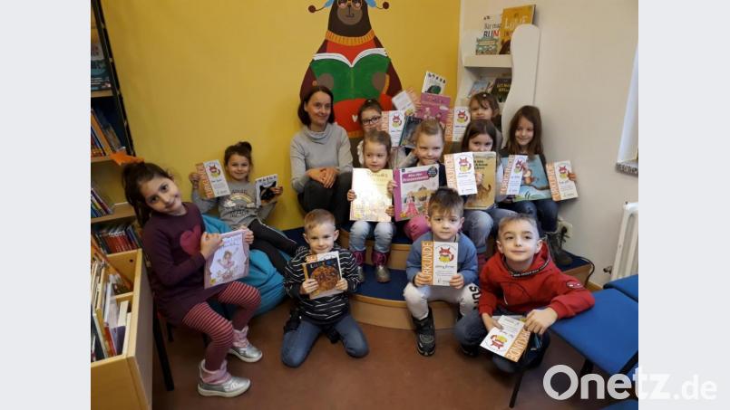 Stolz präsentieren die Vorschulkinder des Kinderhauses Hl. Geist zum Abschluss ihre Bücherei-Fuchsurkunde und die ersten ausgeliehen Bücher. Bild: exb