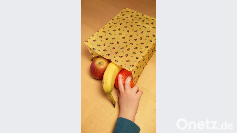 Ein Bienenwachsbeutel hält den Obstsnack für die Pause frisch. Bild: aja