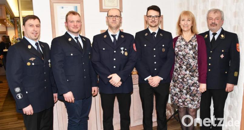 Führungswechsel bei der aktiven Mannschaft der Feuerwehr Sunzendorf (von links): Vorsitzender Norbert Pöllinger, der scheidende Kommandant Sebastian Kagermeier, sein Nachfolger Eduard Bär, dessen Vize Tobias Kaspar, Bürgermeisterin Brigitte Bachmann und Kreisbrandrat Fredi Weiß. Bild: no