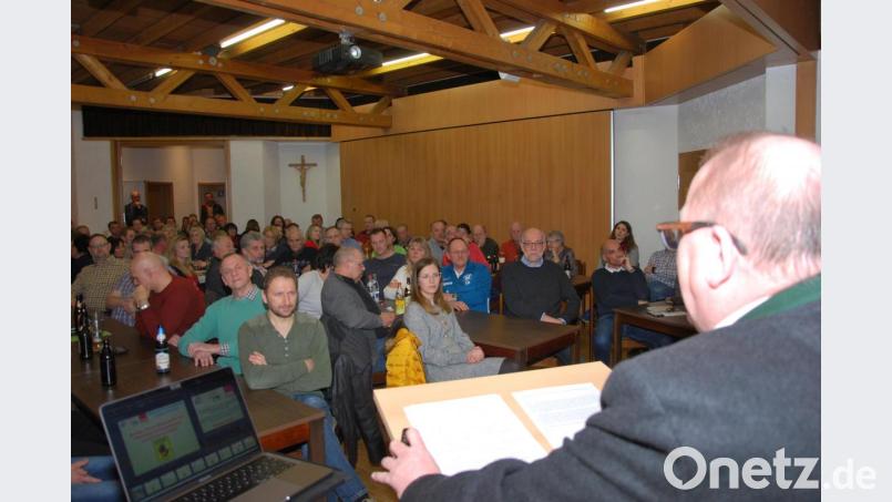 Volle Hütte bei der Wahlkampfveranstaltung des Ebermannsdorfer Bürgermeister-Kandidaten Johann Vornlocher (am Rednerpult) im Pfarrsaal der Gemeinde. Bild: gsp