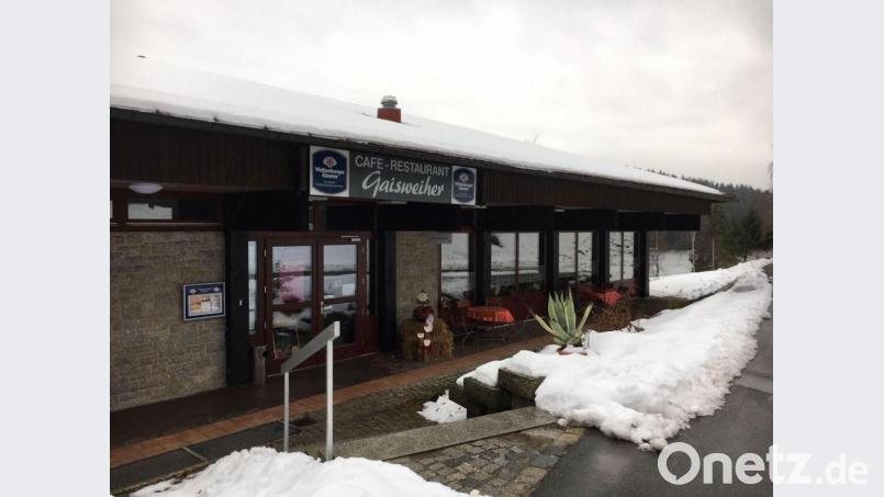 Noch sieht es nicht nach Badesaison aus am Gaisweiher. Der Kommunalservice Flossenbürg hat nach einem gewonnen Prozess aber bessere Karten, dass er sein Wirtshaus bald neu verpachten kann. Archivbild: phs