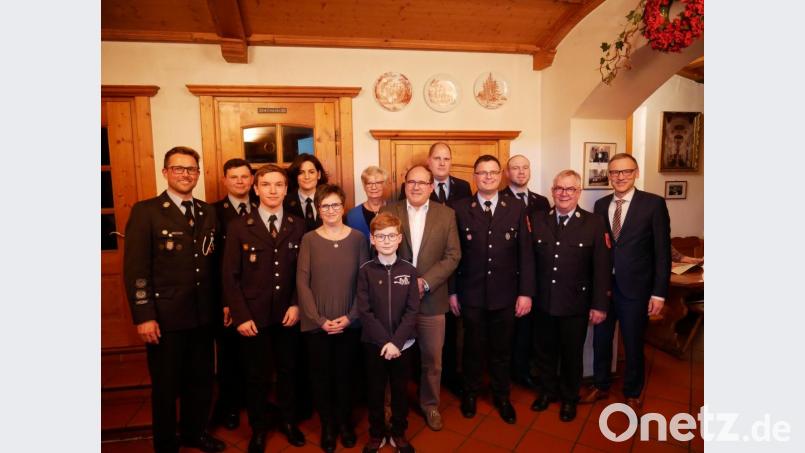 Geehrt und befördert wurden mehrere Mitglieder der Waldsassener Feuerwehr. Im Bild (von links) Kommandant Tobias Tippmann, Felix Kubitschek, Florian Müller, Marion Schwientek, Sigrid Fischer, Monika Tippmann, Florian Sagstetter, Edmund Sommer, Jürgen Braun, Michael Dietl, Daniel Ott, Vorsitzender Wolfgang Fortelny und Bürgermeister Bernd Sommer. Bild: flm