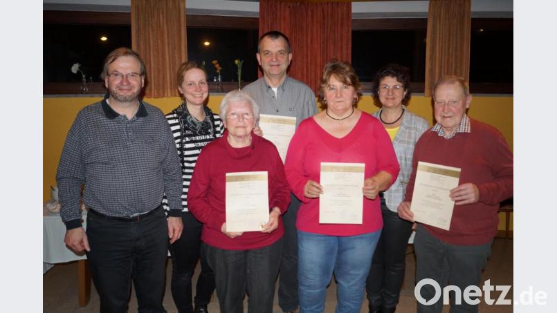 Große Jubilarehrung beim Schirmitzer Kirchenchor: Pfarrer Thomas Stohldreier (links) zeichnet mit Urkunden des Bischofs und Ehrennadeln Heidi Pichl (für 70 Jahre), Maria Neubauer und Edi Ernstberger (für je 40 Jahre, vorne von links) sowie Chorleiter Wolfgang Ziegler (hinten, Mitte) für 40 Jahre als Organist aus. Anerkennungen galten auch Diana Argauer und Sandra Kaltenecker (hinten von links). Bild: du