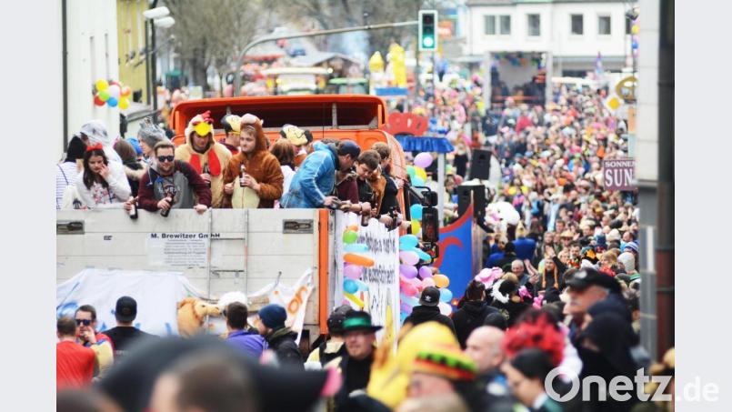 Faschingszug Neustadt: Tausende Menschen feiern auf der Straße. Bild: Gabi Schönberger