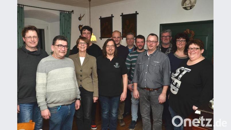 Beim &quot;Weydhauser Fähnlein&quot; übernehmen (von rechts) Christine Helgert, Kerstin Wilka-Dierl, Stefan Dierl, Andreas Federl, Andreas Kirner, Paul Zetzlmann, Stefan Lang, Andreas Ringholz und Adrian Dierl, sowie (von links) Jörg Reinisch und Uwe Baten Verantwortung bis hinein ins Festjahr 2021. Bild: fjo