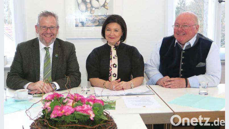 Oberbürgermeister Andreas Feller, Veranstalterin Ildiko Hummel und TV-Gartenexperte Andreas Modery (von links) werben für die vierten Schwandorfer Gartentage im April. Bild: Hirsch