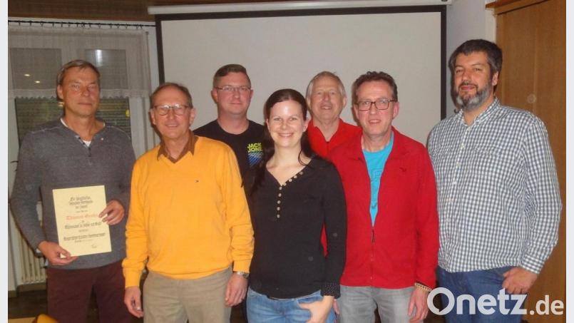 Der Volleyball-Kreis Nord hat einen neuen Kreisrat gewählt (von links): Thomas Groha, Werner Schmitt, Mathias Mende, Franziska Reiter, Günter Dobmeier, Herbert Hubner und Nico Wonneberger. Vorsitzender Martin Schötz fehlte wegen Krankheit. Bild: Edgar Rauch