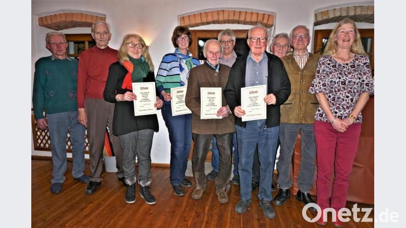 Ein besonders angenehmer Tagungspunkt war die Ehrung langjähriger Mitglieder, von denen folgende ihre Urkunde vom Vorstand Arnold Richthammer persönlich entgegennehmen konnten (von links): Hans Hierl (40 Jahre), Sepp Schweiger (25 Jahre), Maria Amling (50 Jahre), Gertraud Lindermair (50 Jahre), Albert Näßl (50 Jahre), Richard Ehemann (25 Jahre), Herbert Rauch (60 Jahre); daneben (von rechts) Schriftführerin Sigrun Poschenrieder, Chorleiter Wulf-Dieter Hörmann und Vorsitzender Arnold Richthammer. Bild: bph
