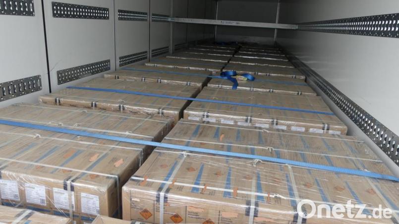 Beamte des Hauptzollamts Regensburg kontrollierten vor wenigen Tagen einen Lastwagen. Das Fahrzeug hatte 15 Tonnen Sprengstoff geladen. Bild: Hauptzollamt Regensburg/exb