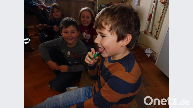 Ferdi beim Testen der 9 Volt-Blockbatterie. Bild: exb