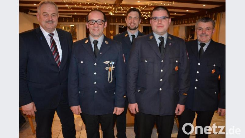 Kommandant Thomas Lindner (Zweiter von links) und sein Stellvertreter Tobias Kipferl (Zweiter von rechts) leiten weiterhin die aktive Truppe der Feuerwehr Großensees. Bei der Dienstversammlung unter Leitung des Zweiten Bürgermeisters Helmut Kipferl (rechts) wurden sie im Amt bestätigt. Linder steht bereits seit 18 Jahren als Kommandant in der Verantwortung. Es gratulierten Bürgermeister Johann Burger (links) und Vorsitzender Matthias Härtl. Bild: jr