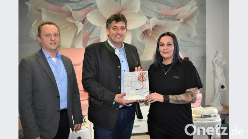 Zur Neueröffnung von &quot;Paradiso&quot; wünschen Hausherr Werner Rubner und Grafenwöhrs Bürgermeister Edgar Knobloch (von links) der Inhaberin Jessica Grice viel Erfolg. Bild: rgr