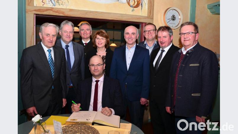 Der Staatsminister für Finanzen und Heimat, Albert Füracker (sitzend) trug sich in das Goldene Buch der Marktgemeinde Freihung ein. Mit dabei (hinten von links): 2. Bürgermeister Helmut Klier, Landrat Richard Reisinger, MdL Harald Schwartz, Ortsvorsitzende Erika Urban, Bürgermeisterkandidat Klaus Siegert, Ortsvorsitzender Franz Luber, Ortsvorsitzender Heinrich Schwirzer und Bezirksrat Martin Preuß. Bild: döh