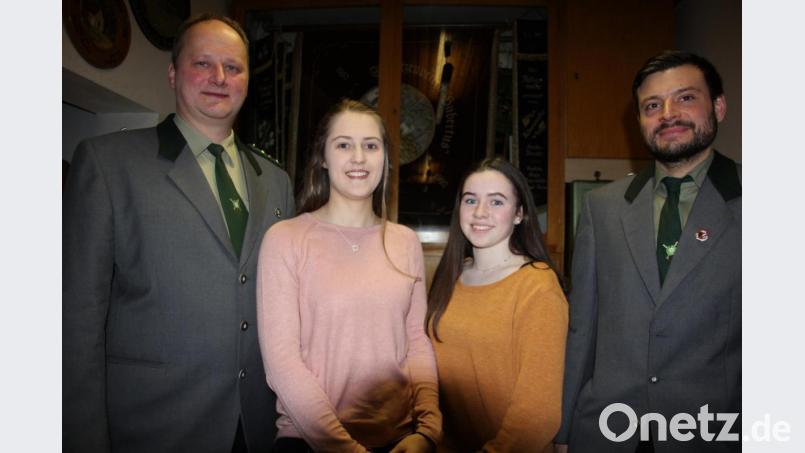 Die neuen Jugendleiter der &quot;Hubertus Schützen sind Maria Prockl (Zweite von links) und Romina Kraus (Zweite von rechts). Lukas Hopf fehlt auf dem Bild. Schützenmeister Bernhard Härtl (links) und Sportleiter Daniel Meisl (rechts) gratulierten. Bild: kro
