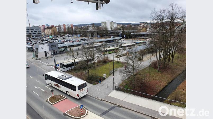 Blick auf den ZOB. Die Bürgerliste will in einem Eilantrag an den Stadtrat eine möglichst schnelle Video-Überwachung für dem Busbahnhof in Weiden erreichen. Bild: Josef Wieder