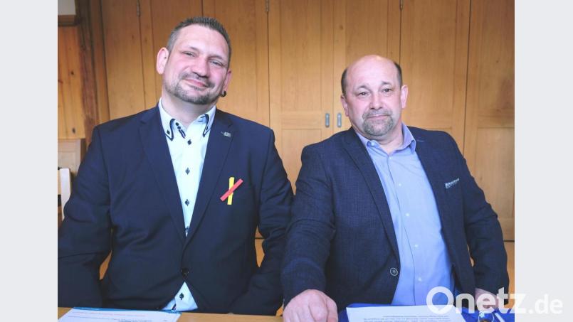 Gemeinsam marschieren, heißt die Devise der Freien Wähler. Beim Frühschoppen in Oberbibrach zeigen sich Landratskandidat Tobias Groß (links) und Bürgermeisterkandidat Manfred Plößner optimistisch, mit Unterstützung der Wähler auf Erfolgskurs zu bleiben. Bild: do