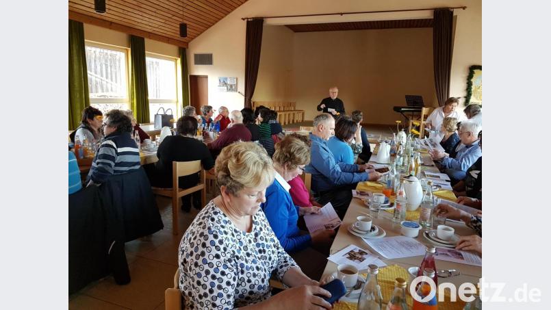Ruhestandspfarrer Helmut Süß bei seinem Vortrag beim Einkehrtag der KAB Thurndorf im Pfarrheim. Bild: hzi