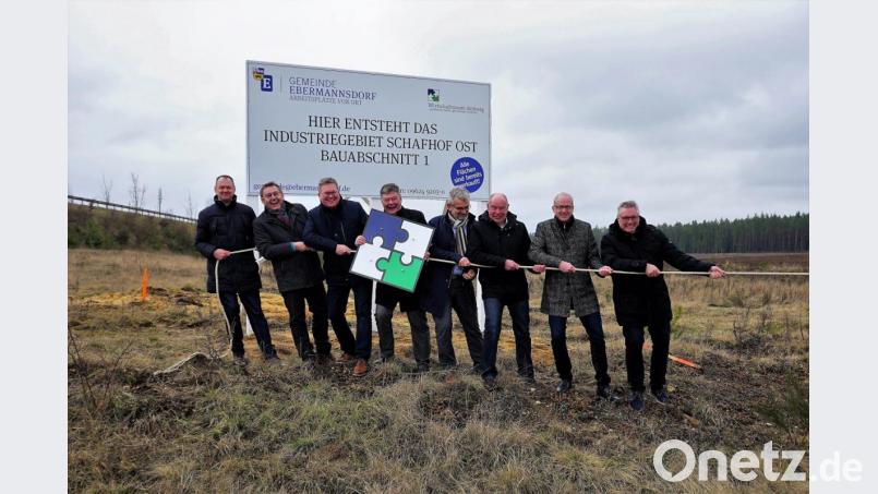 Bild: Wirtschaftsraum Amberg, Schafhof Ost
Beim Ortstermin im künftigen Industriegebiet Schafhof Ost ziehen die Beteiligten symbolisch an einem Strang (von links): Erich Meidinger (Dritter Bürgermeister Ebermannsdorf), Josef Gilch (Bürgermeister Ebermannsdorf), Ambergs Oberbürgermeister Michael Cerny, Karl-Heinz Brandelik (Gewerbebau Amberg), Roger Hoffmann (Bürgermeister Poppenricht), Roland Strehl (Bürgermeister Kümmersbruck), Bernhard Lindner (Bürgermeister Hahnbach) und Benno Schißlbauer (Dritter Bürgermeister Freudenberg). Bild: wec