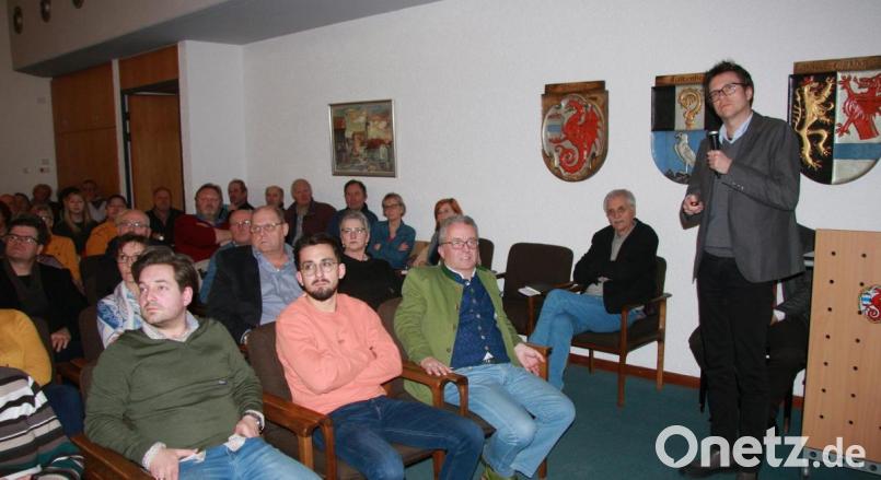 Die zahlreich anwesenden Zuhörer zeigten großes Interesse an den Themen die Uwe Reil (stehend) und Emil Lehner (links daneben, sitzend) ausführlich erläuterten. Bild: wro