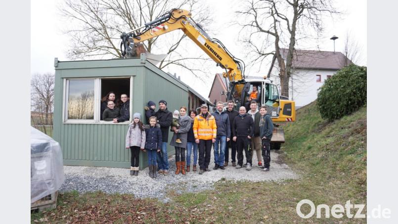 Zweiter Bürgermeister Hermann Schraml (Fünfter von rechts) machte sich mit Peter Lauterbach (Sechster von rechts) ein Bild vom Mannschaftscontainer. Bild: kaz