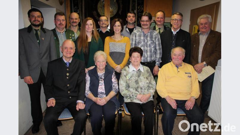 Langjährige, treue Mitglieder ehrte der Schützenverein &quot;Hubertus&quot; im Rahmen seiner Jahreshauptversammlung. Unser Bild zeigt die Geehrten mit 1. Schützenmeister Bernhard Härtl, Sportleiter Daniel Meisl und Bürgermeister Franz Stahl. Bild: kro