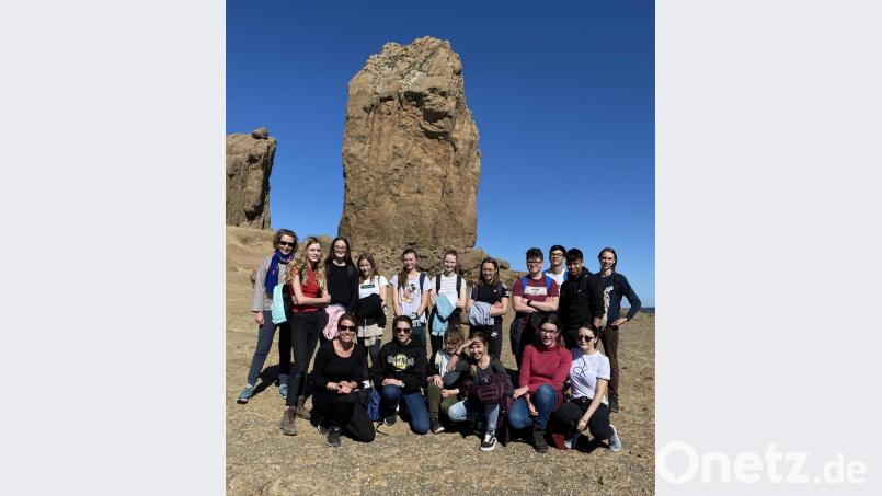 Schüler des Kepler-Gymnasiums stellen sich vor dem Massiv des Roque Nublo zum Erinnerungsfoto auf. Bild: Kunz