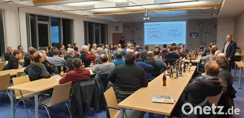 Gut besucht ist der Vortrag im Vohenstraußer Raiffeisensaal mit Pflanzenbauberater Michael Huber (am Pult) Bild: fvo