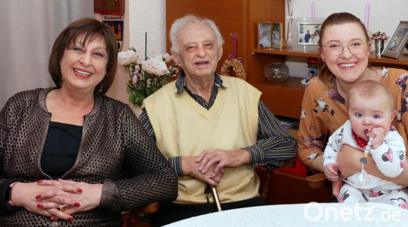 Vier Generationen mit Tochter Christina Wolfrum, Ludwig Wolfrum und Adele Steinhauser, die Ehefrau von Enkel Jürgen Steinhauser mit Urenkelin Aurora (von links). Bild: tr