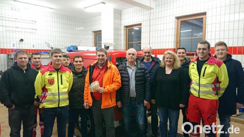 Bürgermeisterkandidar Ewald Plößner (Sechser von links) kommt mit seinen CWG-Kollegen zur Spendenübergabe an die &quot;First Responder&quot; ins Feuerwehrhaus. Bild: jma