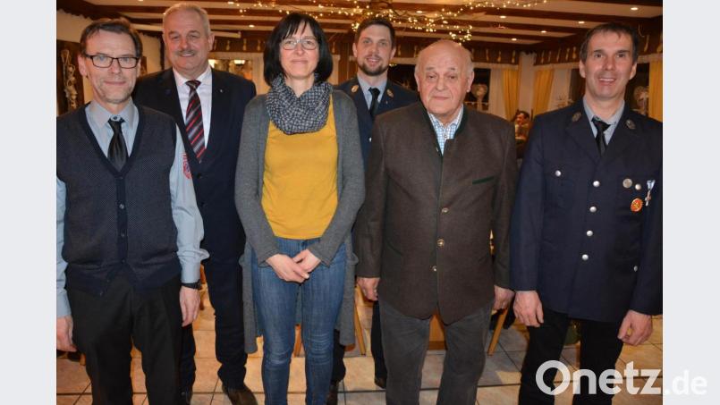 Langjährige Mitglieder ehrte die Feuerwehr Großensees am Freitagabend. Unser Bild zeigt (von links) Franz Haberkorn, Bürgermeister Johann Burger, Edith Ried, Vorsitzender Matthias Härtl, Max Zintl und Max Schmid. Bild: jr