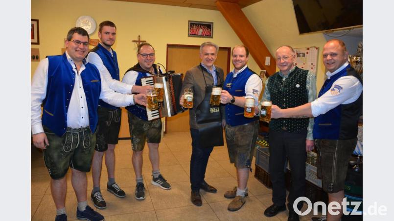 Bei der Starkbierprobe im Feuerwehrhaus mit dabei waren (von links) Matthias Kraft, Burschen-Vorsitzender Alexander Hutterer, Musiker Markus Brand, Bürgermeister und Ehrenschirmherr Roland Grillmeier, Festleiter Christoph Härtl, Brauereichef Michael Hösl und Stefan Helgert. Bild: jr