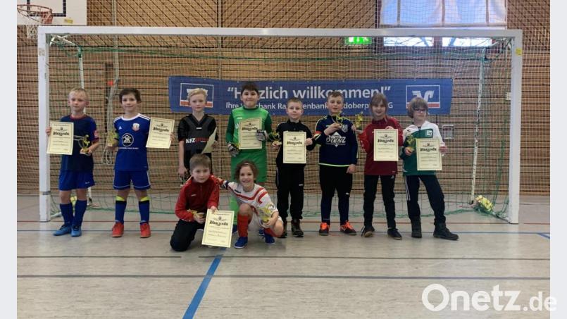 Die G-, F- und E-Mannschaften erhielten neben einer Urkunde auch eine Überraschungstüte mit Süßigkeiten und einen Pokal zur Erinnerung.. Bild: dob