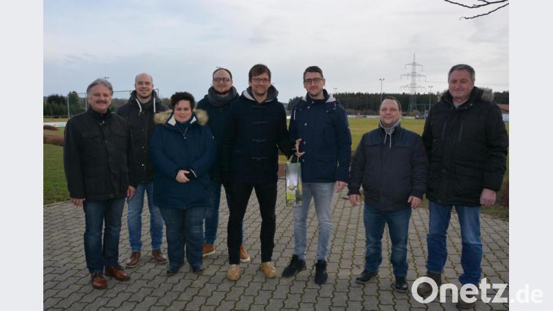 Auf dem Sportgelände des TSV Konnersreuth trafen sich (von links) Herbert Neumann, Alexander Martin,Sonja Zimmermann, SPD-Ortsvorsitzender Markus Wenisch, SPD-Bürgermeisterkandidat Wolfgang Pötzl, stellvertretender TSV-Vorsitzender Christopher Rüth, Stephan Zimmermann und Marktrat Edgar Wenisch. Bild: jr