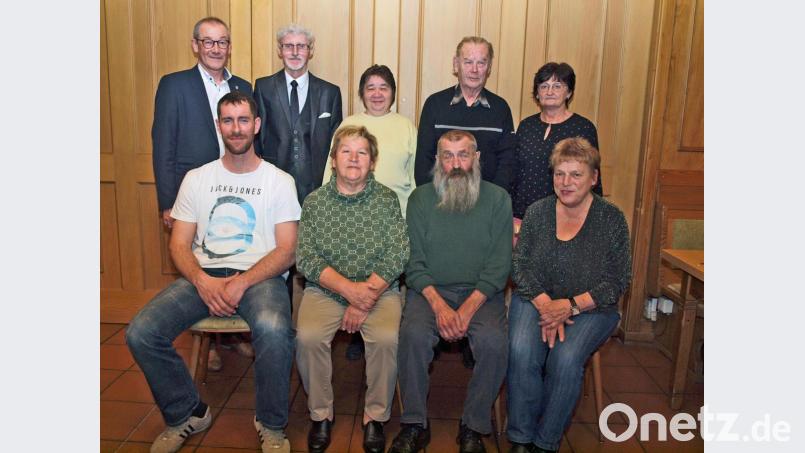 Bürgermeister Erwin Geitner (stehend von links) gratuliert dem neugewählten Vorstand: Kurt Zittlau, Manuela Kölbl, Hans-Joachim Ernst, Edeltraud Thiede sowie (sitzend von links) Josef Ott, Rosalinde Kölbl, Josef Kölbl und Eva-Maria Kölbl. Bild: sön