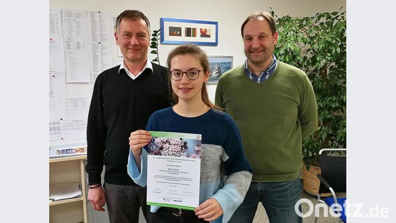 OStD Christian Schwab, Schulleiter des JAS-Gymnasiums, überreichte Elena Meier (Q11) die Urkunde für die Teilnahme an der zweiten Runde der „31. Internationalen BiologieOlympiade“. Herr Schwab und Betreuungslehrer Michael Sontheim gratulierten ganz herzlich und bedankten sich für ihr großes Engagement, das sie bei der wiederholten Teilnahme an diesem anspruchsvollen Biologie-Wettbewerb zeigte. Bild: exb
