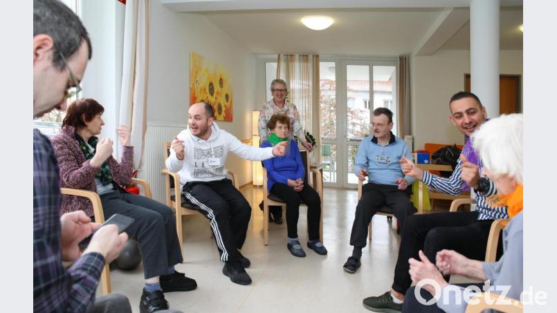 Sitztanz und neue Rhythmen brachten die Altenpfleger beim Projekttag den Bewohnern des Caritas-Altenheims bei. Mit auf dem Bild Lehrerin Ingrid Linkel (stehend) Bild: JOCHEN NEUMANN 
ERBENDORF