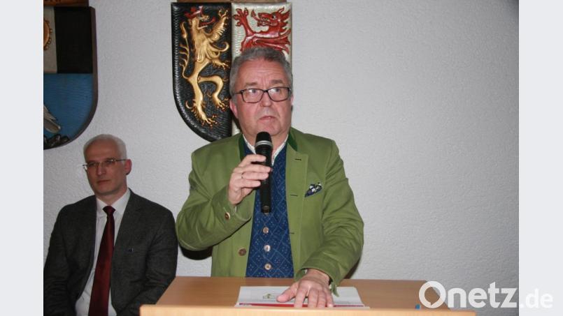 Dutz wartete ganz bis zum Schluss. Danach verkündete er eine gute Nachricht nach der anderen. Dazu gehörten auch die Neuansiedelungen der Norma und eines neuen Arbeitgebers. Für weitere Informationen stand auch der Geschäftsleiter Thomas Weiß (links) zur Verfügung. Bild: wro