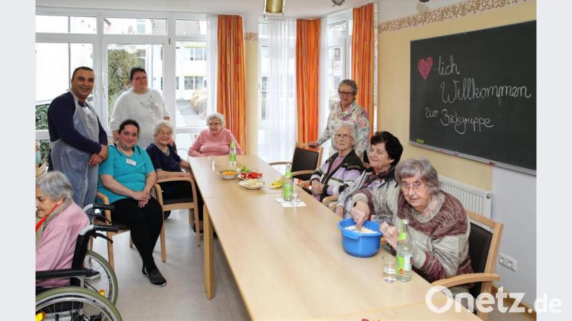 Da wurde gerührt und geknetet, bis der Kuchen dann Form annahm. Auf dem Bild die Altenpfleger mit Lehrerin Ingrid Linkel (rechts stehend). Bild: JOCHEN NEUMANN 
ERBENDORF