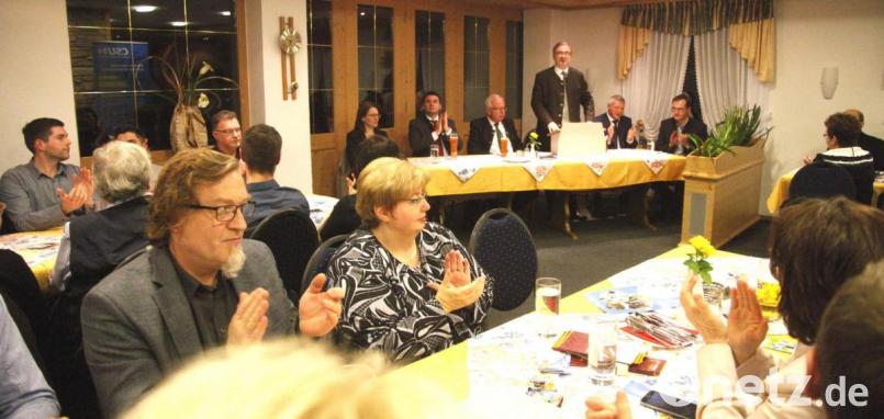 Kreisvorsitzender Alexander Flierl (stehend) eröffnete den Dämmerschoppen der CSU im Gasthaus "Zur Taverne" in Lind. Bild: Hirsch