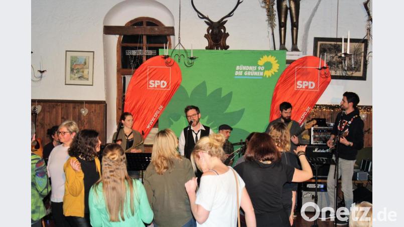 Zum Sound der "Bourbon Blues Band" hielt es kaum jemanden auf den Plätzen: Die Tanzfläche war stets gut besucht. Bild: stg