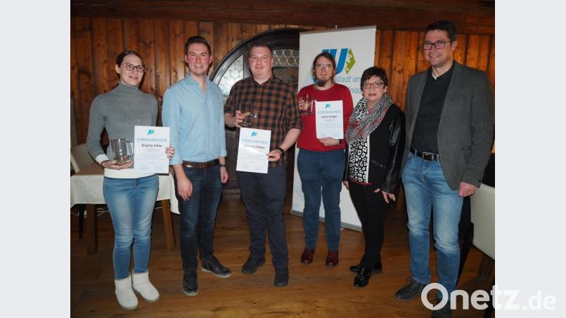 Die Junge Union Neustadt dankt langjährigen Mitgliedern mit Urkunden. Bild: bkr