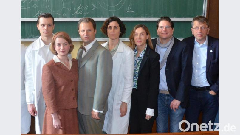 Am Sonntag fiel in Prag die letzte Klappe zur dritten Staffel der erfolgreichen ARD-Serie "„Charité“. V,l. Franz Hartwig, Nina Gummich, Philipp Hochmair, Nina Kunzendorf, Regisseurin Christine Fink, Produzent Benjamin Benedict und Charité-Vorstandsvorsitzender Professor Dr. Heyo Kroemer. Bild: Kunz