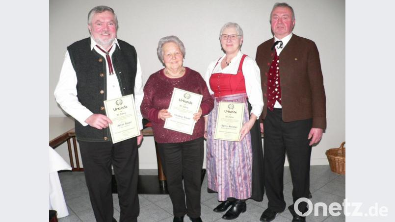 Die Geehrten Anton Bauer, Hedwig Bauer und Berta Meixner zeigt unser Foto zusammen mit dem Vorsitzenden Leonhard Bayerl. Bild: nid