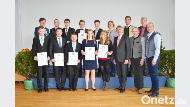 Regierungspräsident Axel Bartelt (Reihe vorne, Dritter von rechts), Kreisobmann Ely Eibisch (rechts) und Landwirtschaftsdirektor Wolfgang Wenisch (hinten, rechts) gratulierten mit weiteren Ehrengästen den Absolventen aus dem Landkreis Tirschenreuth, unter denen mit Lena Enders (Reihe vorne, Vierte von rechts) und Veronika Kost (links daneben) auch zwei junge Damen waren. Bild: Regierung der Oberpfalz/Kammermeier/exb