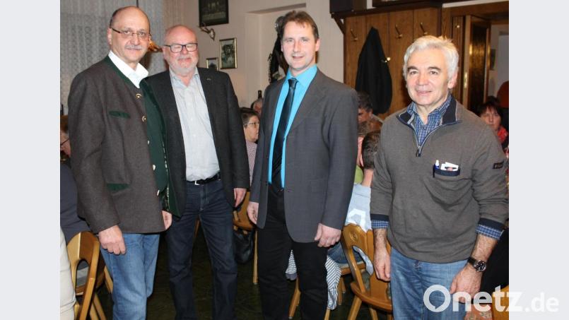 Schulterschluss zwischen Bürgerblock Birgland und der FDP/FWS im Kreistag (von links): Kreisrat Martin Pöllath, Kreisrat Hans-Jürgen Reitzenstein, Bürgermeisterkandidat Reinhard Kohl und Kreisrat Hans Pickel. Bild: sis