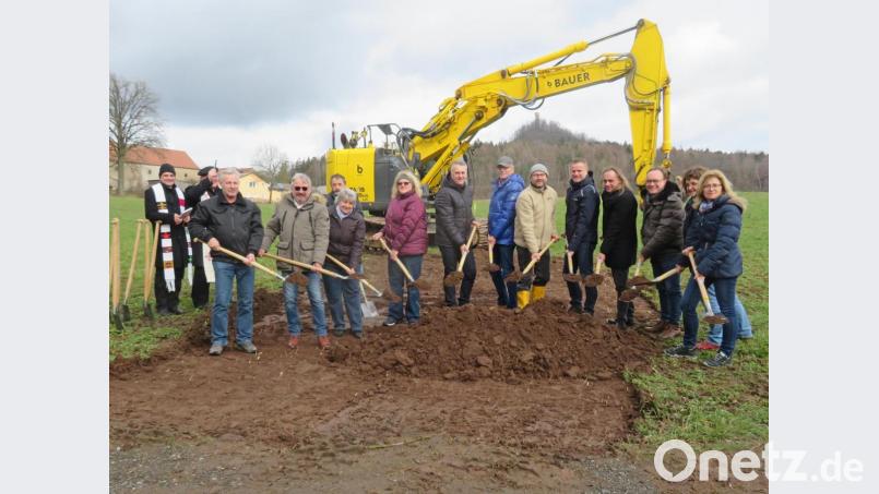Mit Vertretern der Ingenieurbüros und der Baufirma nehmen die Verantwortlichen der Kulmstadt am Bauplatz des Regenrückhaltebeckens am Bobühl den Spatenstich für das Projekt &quot;Oberflächenwasserkanal&quot; vor. Mit im Bild sind (von links) Pfarrer Hartmut Klausfelder und Sven Grillmeier, Emil Bauer, Karlheinz Schultes, Käthe Pühl, Manfred Rix, Maria Sehnke, Helmut Schäffler, Hermann Preißinger, Wolfgang Haberberger, Michael Wagner (Ingenieurbüro Schultes), Dirk Mauermann (Firma Bauer), Volker Jungwirth, Renate Wiesent, Renate Fraunholz. Bild: ow